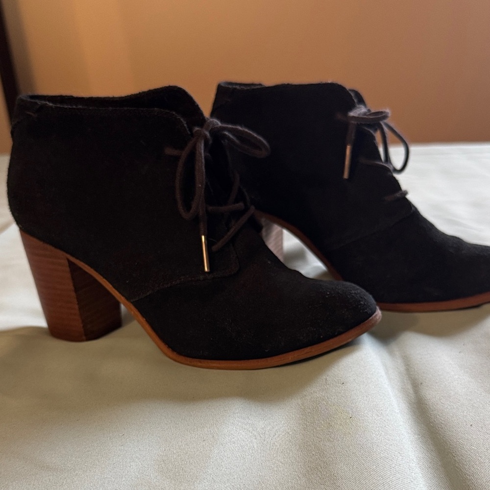 TOMS Elegant Black Suede Ankle Boots, size 8, lace up